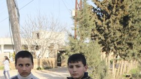 Chlapec se samopalem není u syrských rebelů nic výjimečného.