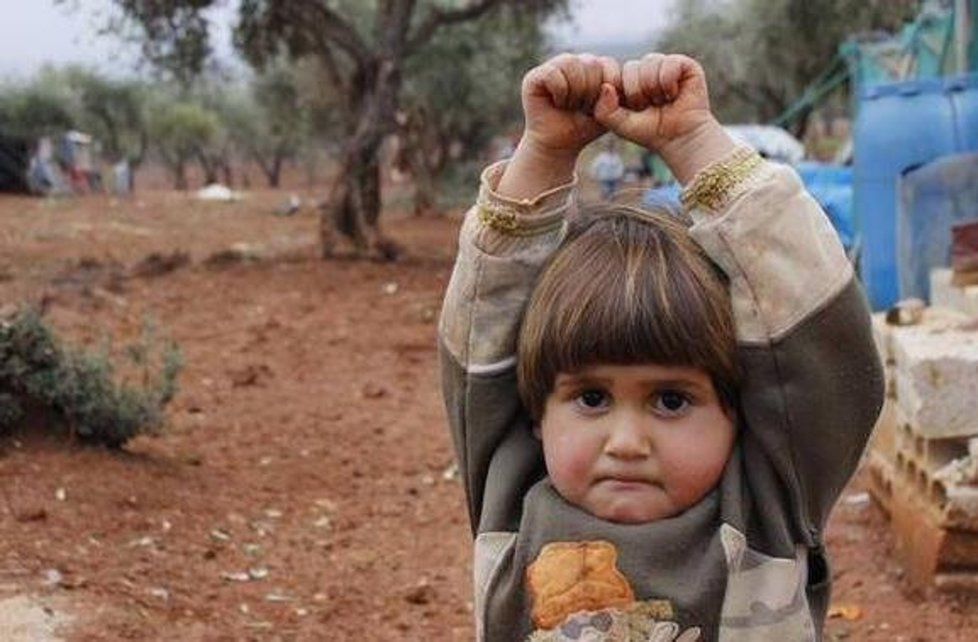Holčička ze Sýrie se bojí fotoaparátu, myslí si, že je to zbraň.