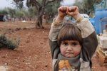 Holčička ze Sýrie se bojí fotoaparátu, myslí si, že je to zbraň