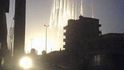 Fotografie ukazují, jak se nad syrským městem Rakká snáší jedovatý bílý fosfor