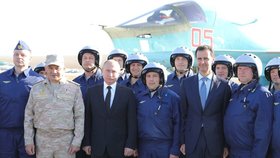 Syrský prezident Bašár Asad, ruský prezident Vladimir Putin a ruský ministr obrany Sergej Šojgu na vojenské základně Hmímím.