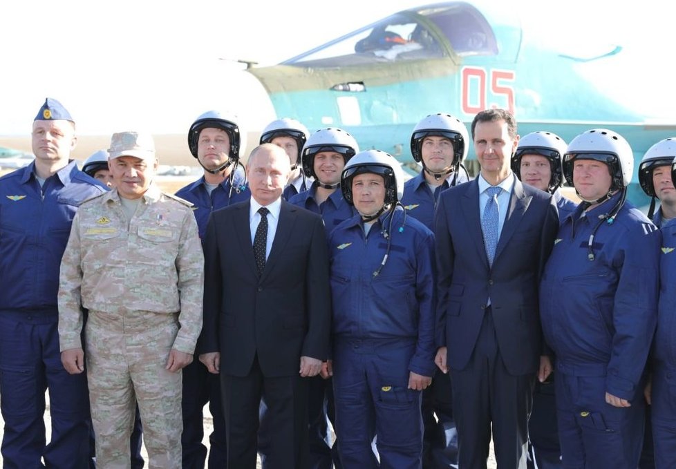 Syrský prezident Bašár Asad a ruský prezident Vladimir Putin jsou spojenci. Na snímku na vojenské základně Hmímím.