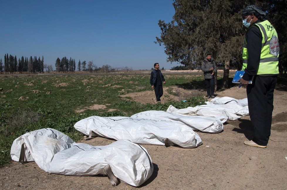 Ve východní Sýrii našli hromadný hrob
