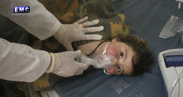 Hlava jako střep, rozmazané vidění, křeče: Co prožily syrské děti před smrtí?
