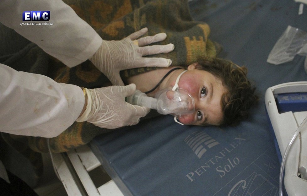 Smutné záběry ze syrského konfliktu: Při chemickém útoku v Idlíbu umírali civilisté včetně dětí.