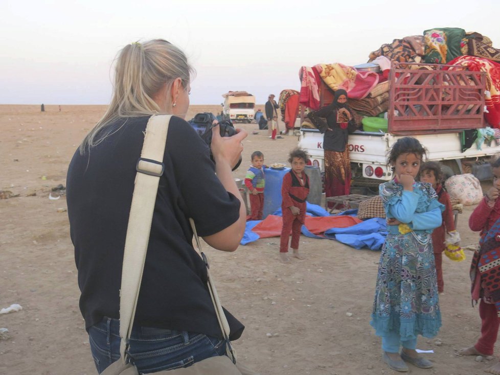 Češka Lenka Klicperová na severu Sýrie během bojů Kurdů s ISIS