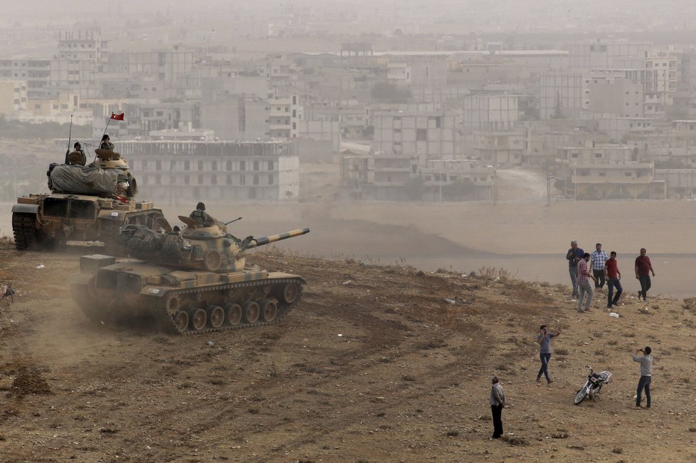 Turecké tanky hlídkují na hranicích Turecka a Sýrie