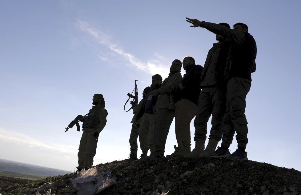 V severosyrském městě Manbidž přišlo o život sedm členů kurdsko-arabské koalice (SDF).