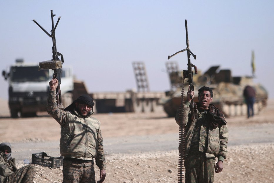 Bojovníci proti IS a prchající civilisté