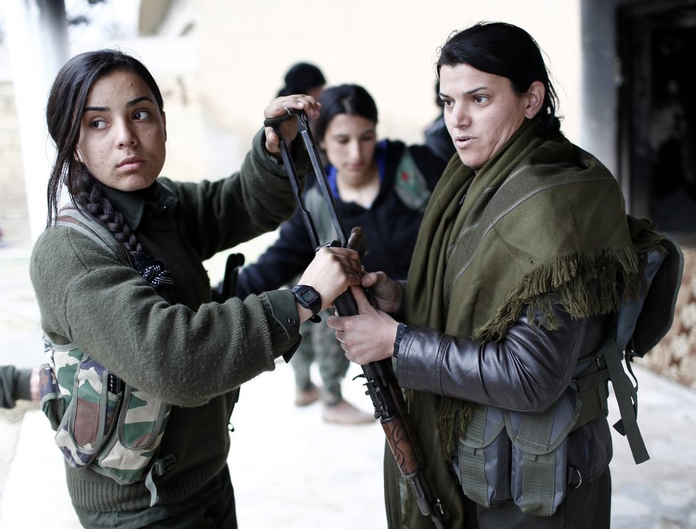 Boje o syrské město Kobani: Kurdské ženy se bojovníků ISIS nebojí!