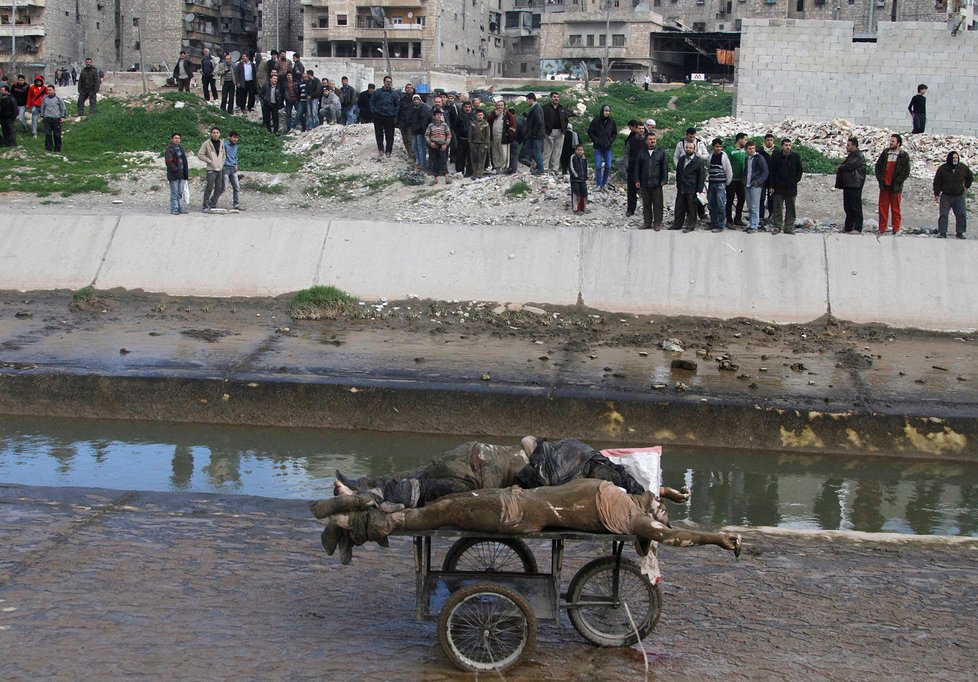 Hrůzná podívaná: Těla popravených naložená na káře u řeky v syrském Aleppu
