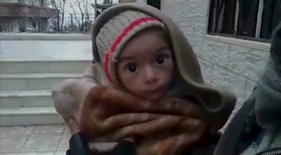Rodiny z odříznutého syrského města Madája, které nutně potřebovalo humanitární pomoc.