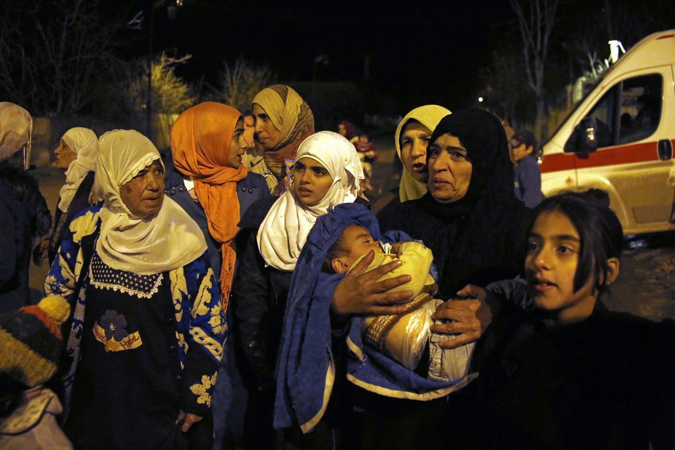 Rodiny z odříznutého syrského města Madája, které nutně potřebovalo humanitární pomoc.