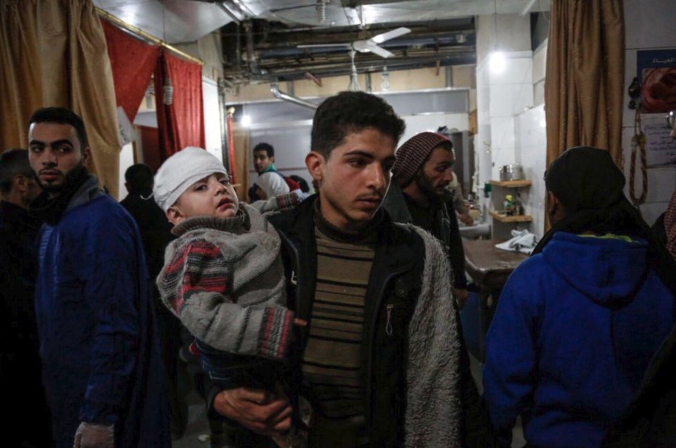Při náletech syrské armády umírají stovky civilistů.