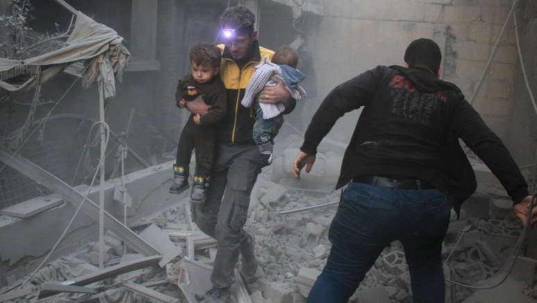 Při náletech syrské armády umírají stovky civilistů.