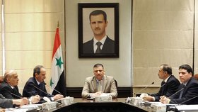 Premiér Hidžáb vede jednání vlády, na které z obrazu shlíží prezident Asad