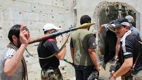 Syrští povstalci také pálí ostrými
