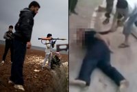 Děsivé! Syrský chlapec usekl mačetou hlavu zajatci