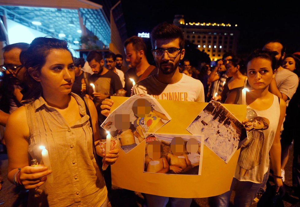 Demonstrace v Libanonu proti syrské vládě za chemický útok na předměstí Damašku