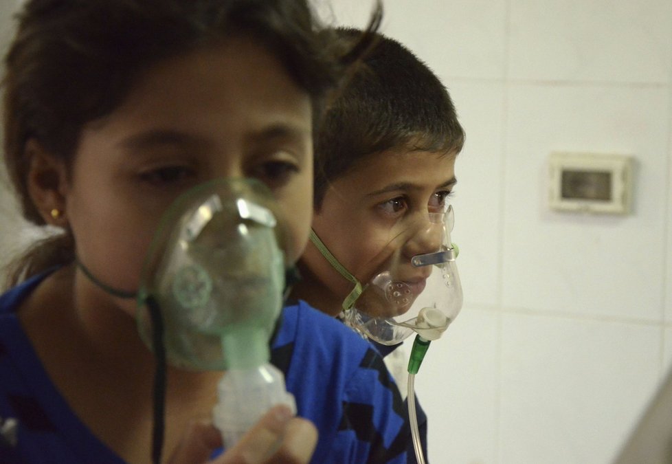 Děti, které měly štěstí... Narozdíl od stovek dalších přežily chemický útok.