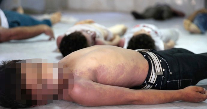 Fotky dětských mrtvol po chemickém útoku v Sýrii obletěly a zděsily svět