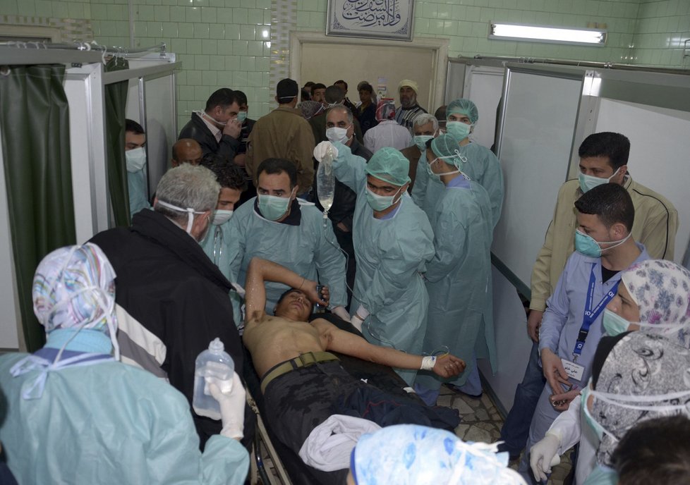 Záběry ze syrské nemocnice po útoku, při kterém byly údajně užity chemické zbraně