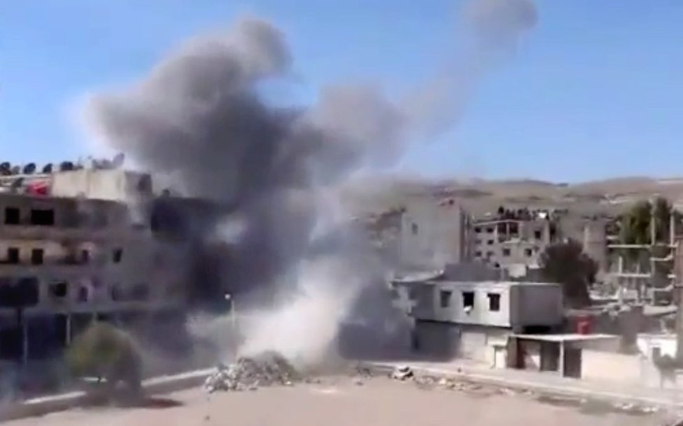 Bombardování pozic rebelů vládními jednotkami