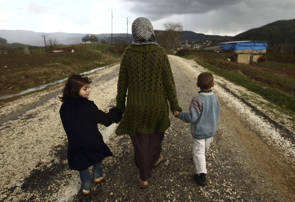Ze Sýrie dál utíkají tisíce uprchlíků.