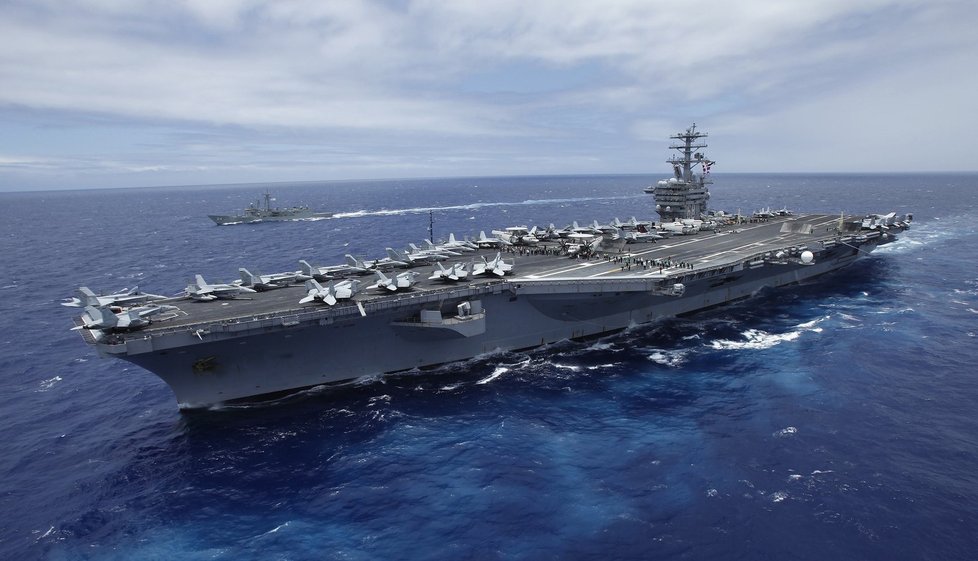 K syrským břehům míří již i americká letadlová loď USS Nimitz