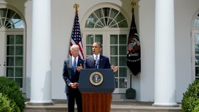 Prezident Barack Obama a viceprezident Biden při tiskové konferenci k chystanému zásahu v Sýrii