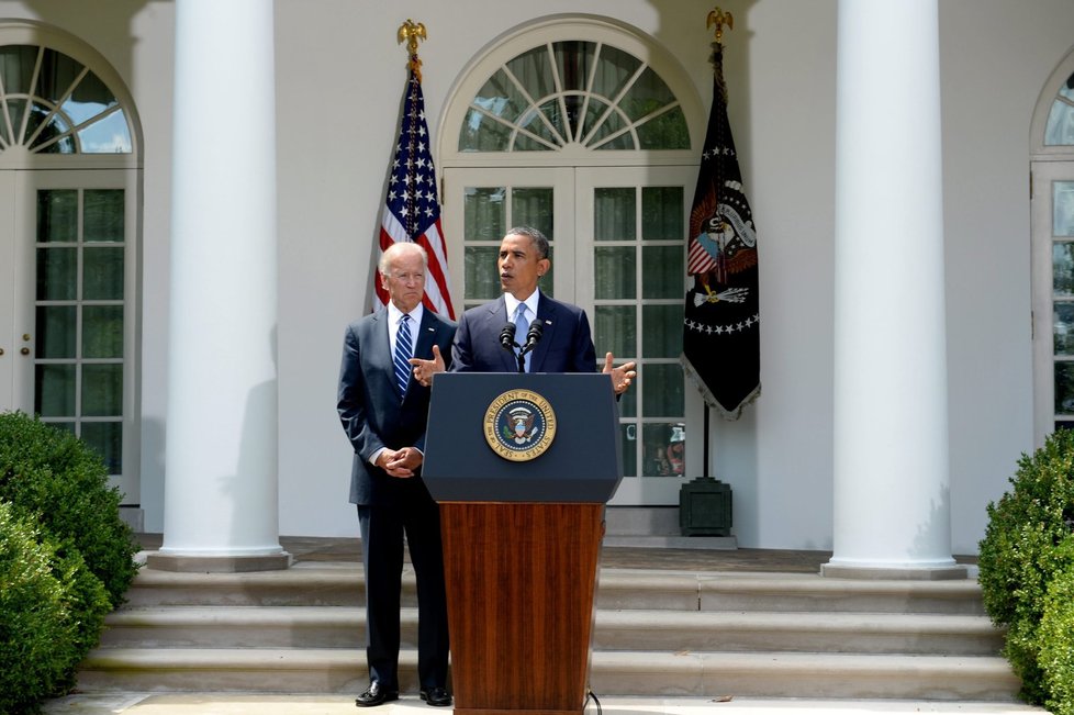 Prezident Barack Obama a viceprezident Biden při tiskové konferenci k chystanému zásahu v Sýrii