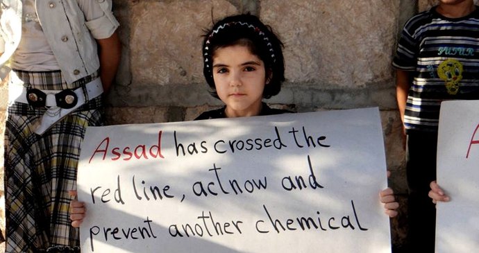 Syrská dívenka drží v táboře povstalců vzkaz Západu: Zasáhněte proti Asadovi