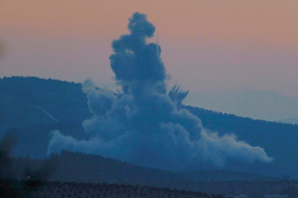 Útok turecká armáda zahájila ostřelováním a bombardováním kurdských pozic u svých hranic.