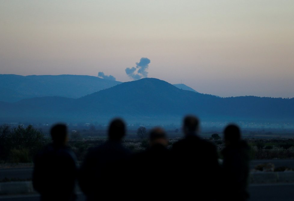 Útok turecká armáda zahájila ostřelováním a bombardováním kurdských pozic u svých hranic