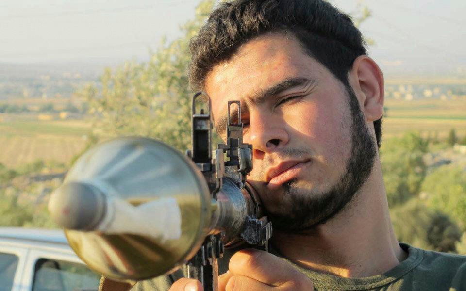 Pozor, vyletí ptáček! Člen syrské osvobozenecké armády