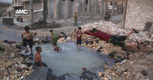 Silné foto: Chlapci skáčou do kráteru po raketě. Syrské příměří však má problémy