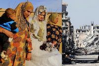 První svatba v troskách bašty ISIS. Do Rakky se vrací radost, barvy a tanec