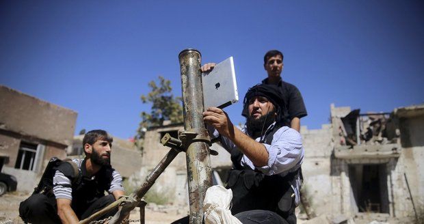 Rebelové používají iPad k míření minometem, kterým pálí po Asadových jednotkách