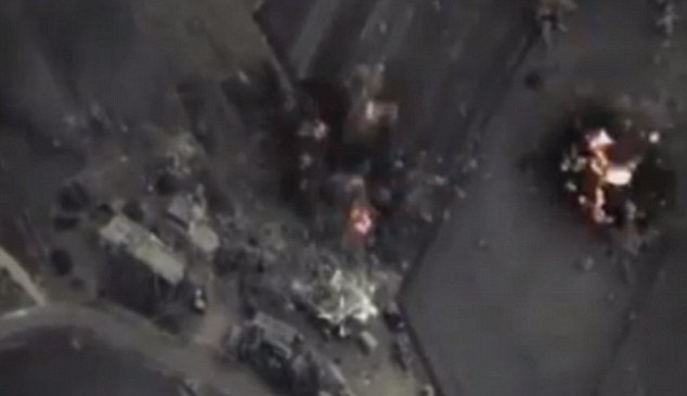 Letecký záběr na bombardované budovy