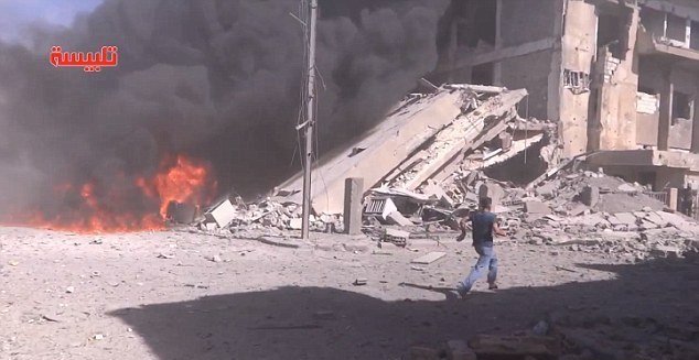 Zničená budova v Homsu.
