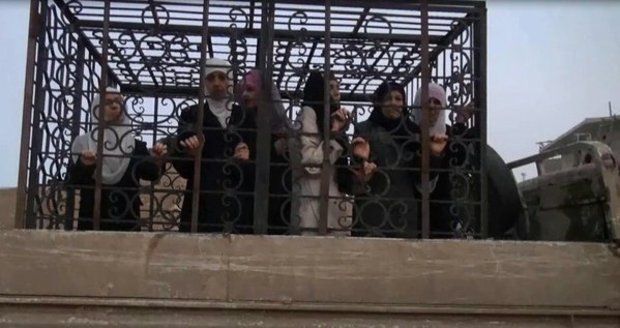 Syrská opozice čelí ruským náletům živými štíty, lidi uvěznila v klecích