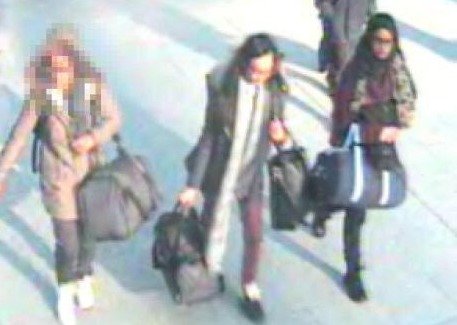 Tři školačky, které se chtějí stát manželkami džihádistů, zachytil kamerový systém na letišti.