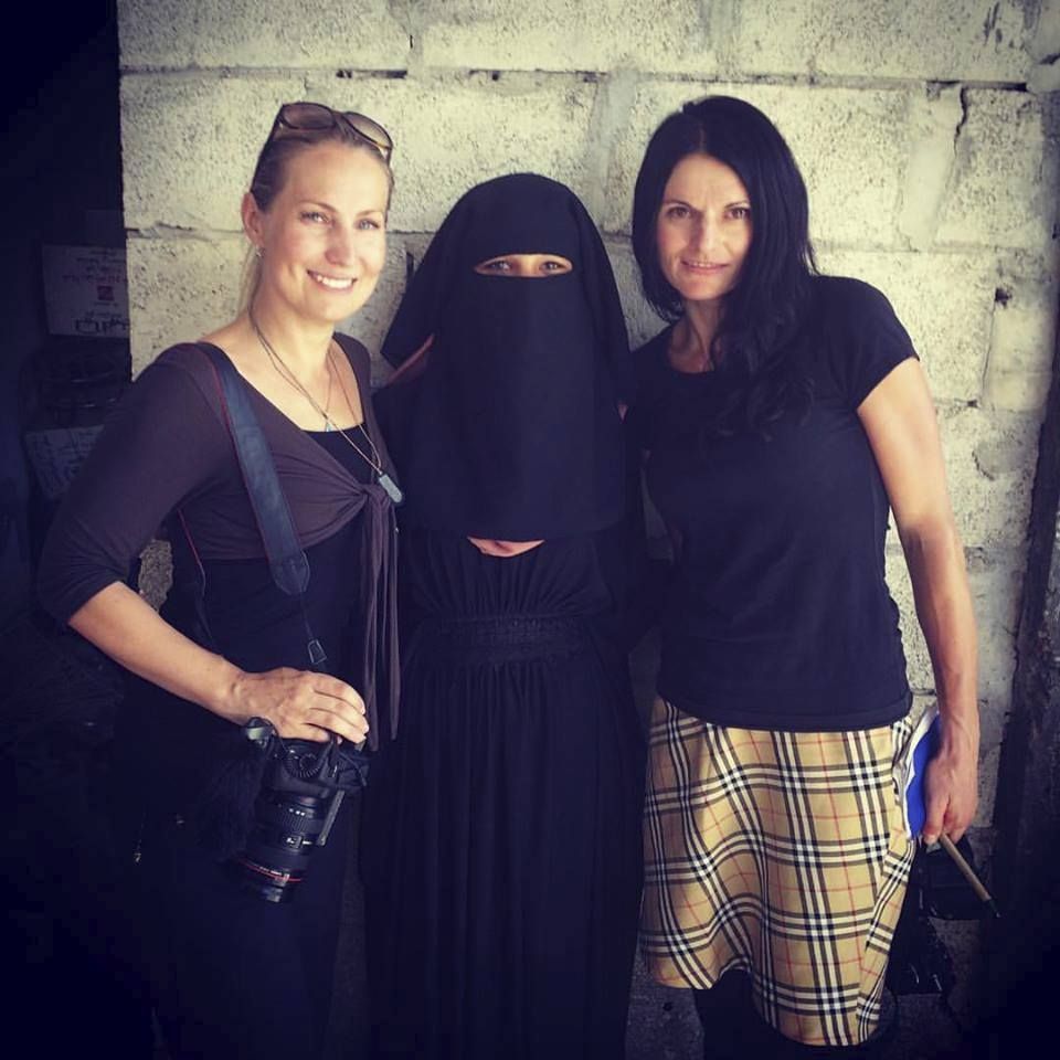Češky Klicperová a Kutilová v syrském městě Tal Abyad s kadeřnicí, která stříhala hlavy žen z ISIS. Město bylo od džihádistů osvobozeno.