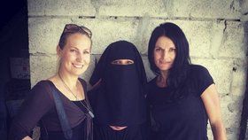 Reportérka Markéta Kutilová spolu s Lenkou Klicperovou při návštěvě Sýrie