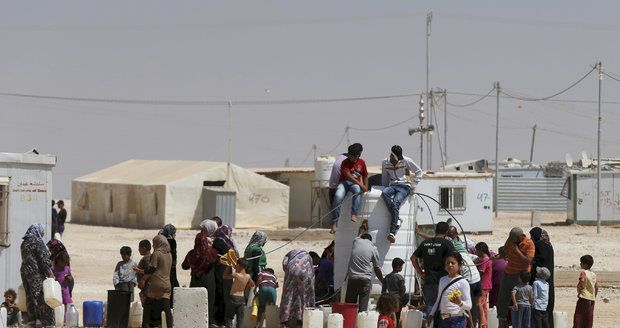 Francie přijme další sirotky ISIS. V táborech v Sýrii živoří tisíce dětí džihádistů