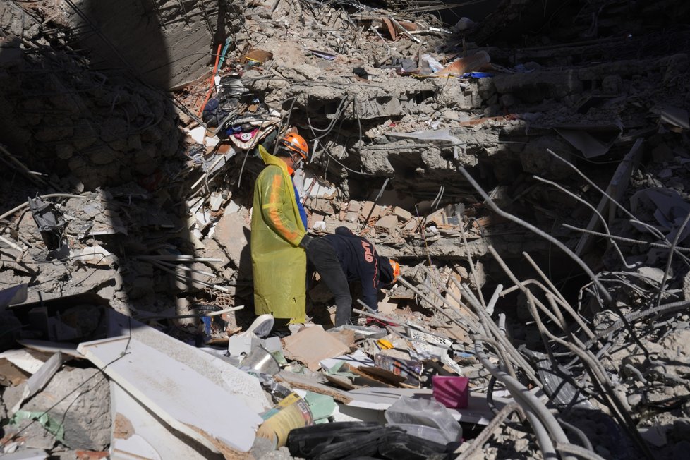 Po zemětřesení probíhají v Turecku záchranné akce