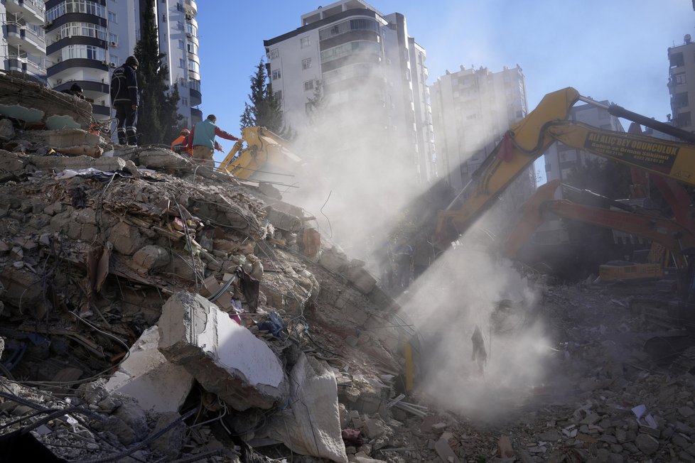 Po zemětřesení probíhají v Turecku záchranné akce