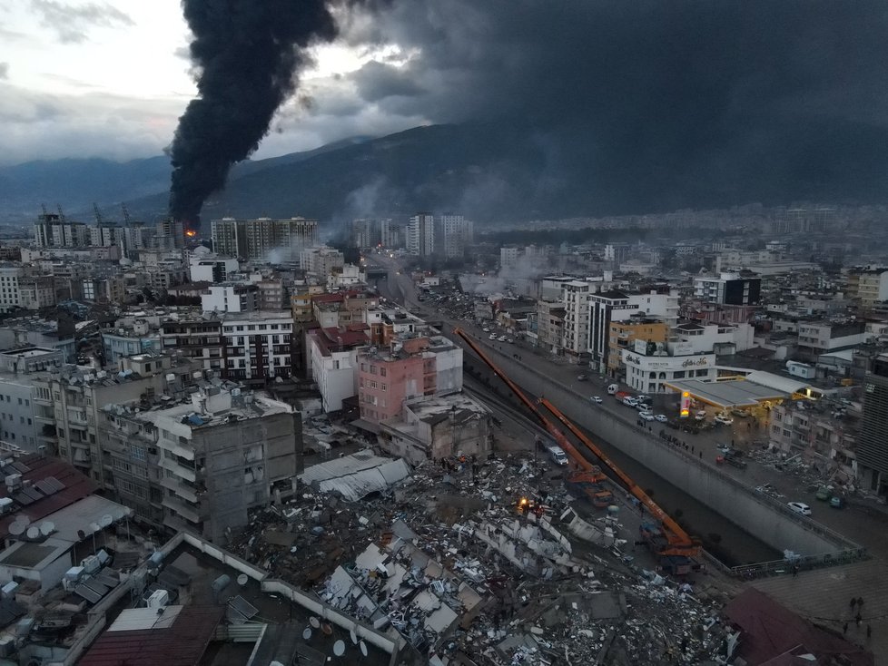 Kvůli zemětřesení vypukl v Turecku požár
