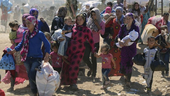 Zoufalé obrázky z Turecka, kam se v posledních dnech uchyluje stále více Syřanů. Ti utíkají před válkou, která v Sýrii stále probíhá. 