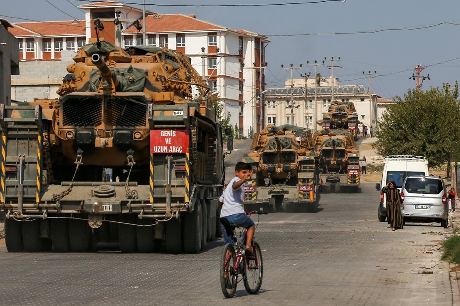 Přesuny tureckých jednotek k hranicím se Sýrií